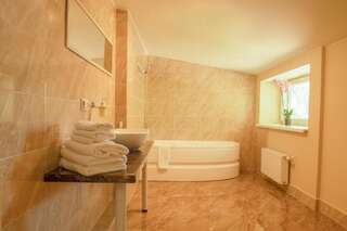 Отель SPA&Hotel MŪSA PARADISE Бауска Трехместный номер с собственной ванной комнатой-14